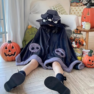 Couverture en polaire en polyester tissé doux, sweat à capuche, imprimé de dessin animé contemporain, cape portable pour Halloween, cosplay, noir - Product Image 3
