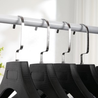 Cintres épais antidérapants de 5,5 cm en plastique imitation bois avec finition chromée et crochet métallique rotatif pour armoire d'hôtel