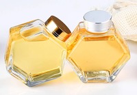 Venta al por mayor tarro de vidrio hexagonal para miel 100 mL 360 ml mejor tarro de botella de jarabe de miel con cucharón de madera y grano de madera/tapa de aluminio