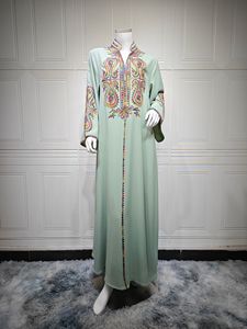 Robe délicate à col en V brodée, vêtements islamiques du Moyen-Orient, motif floral, tissu crêpe, robe ample de Dubaï, style turc - Product Image 6