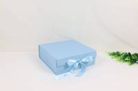 Boîte cadeau pliante à ruban carré fleurs de petite taille avec cadeau de feux d'artifice à la main