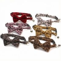 Collier élégant pour chien et chat en peluche polyester imprimé léopard avec nœud papillon, clochette intégrée, réglable, écologique, pour la promenade et les fêtes