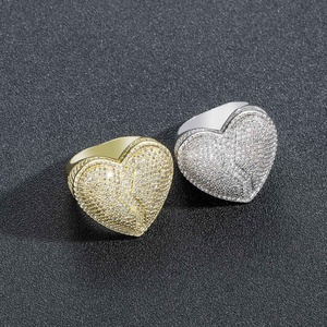 BESJZ108 Nuevo Anillo de Cobre con Zirconia en Forma de Corazón, Estilo Hip Hop Europeo Americano, Accesorio de Rapero Moderno y Personalizado - Product Image 3