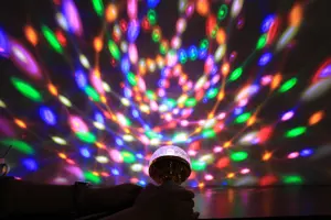 E27 عيد الميلاد الزفاف DJ ضوء الحزب RGB ملون صغير الدورية المرحلة ديسكو ضوء الكريستال الكرة السحرية ضوء لمبة ليد