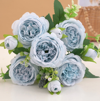 Bouquet de roses artificielles roses à têtes multiples, arrangement floral orné de feuilles, décoration d'intérieur