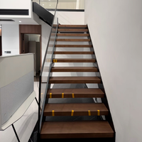 Escalier en bois massif de style design moderne avec balustrade et mains courantes personnalisables pour une utilisation en extérieur, installation facile