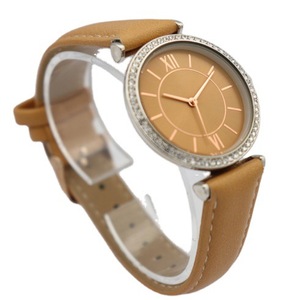Montre à bracelet en cuir pour femme, minimaliste, avec marquage des heures en chiffres romains, personnalisable en petite quantité, écologique - Product Image 4