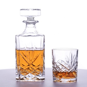 Set Decanter con Bicchieri da Whisky in Cristallo Senza Piombo, Decanter Sofisticato con Elegante Tappo e Graziosi Bicchieri da Cocktail - Product Image 1