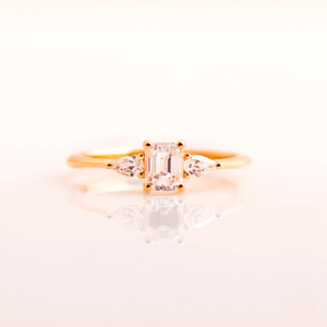 Anillo de compromiso de diamante esmeralda de plata 925 estilo Art Nouveau de tres piedras - Product Image 1