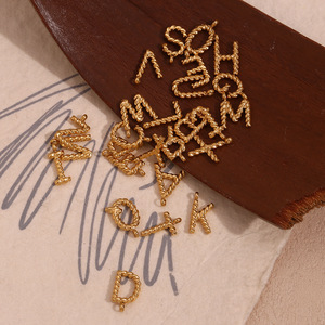 Amuleto de Letra Retorcida |   Colgante con Inicial del Alfabeto en Acero Inoxidable Chapado en Oro PVD de 18K |   Resistente al agua, hipoalergénico y sin deslustre - Product Image 5