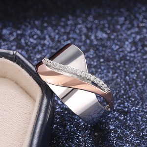 Anello Minimalista da Donna con Fiocco Incrociato e Zirconia Cubica, Gioiello alla Moda - Product Image 5
