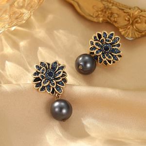 Boucles d'oreilles pendantes en perles de Tahiti de style palais rétro haut de gamme, design floral unique, mode de niche accessible pour femmes - Product Image 5