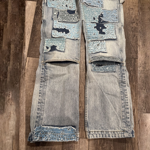 กางเกงยีนส์เดนิมทรงตรงสีฟ้าอ่อนแบบคลาสสิก แต่งลายปะติดปะต่อ สไตล์วินเทจ คุณภาพสูงจากโรงงานผู้ผลิต (OEM) สำหรับผู้ชาย - Product Image 2