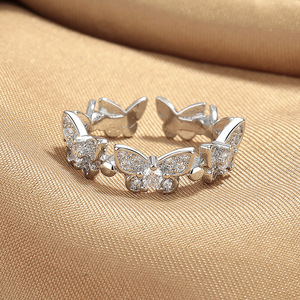 Anello Aperto a Farfalla per Donne, Regolabile con Pietra Scintillante, Design Unico, Gioiello Elegante da Dito - Product Image 3
