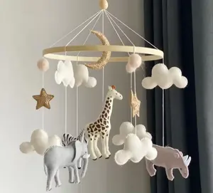 Vente en gros animaux en feutre personnalisés zèbre girafe éléphant lune étoile nuage boule mobile pour bébé pour lit d'enfant décor de lit de bébé