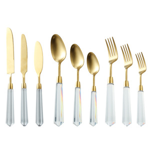 Ensemble de couverts élégants en acrylique transparent et or avec poignées en cristal pour les fêtes de mariage. - Product Image 5