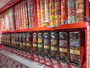 ท่ออะคริลิคแบบกำหนดเองสำหรับร้านขายขนม ตู้โชว์ผนังสีรุ้งพร้อมตัวจ่ายแบบแรงโน้มถ่วงและถังเก็บ - Product Image 5