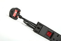 Gabinete de red profesional PDU 1U 19 "Montaje en rack Mejor precio Producto Estilo británico PDU