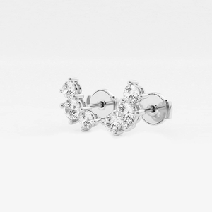 Élégantes boucles d'oreilles à trois pierres en diamant de laboratoire rond de 1 carat avec un éclat brillant, bijoux de luxe éthiques pour femmes - Product Image 4