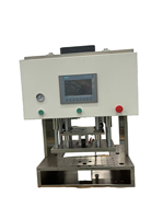 Machine de moulage par injection basse pression pour le surmoulage de câbles de batteries