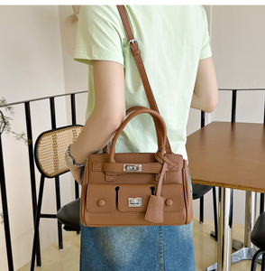 中国供应商2025女包中国网上市场女士时尚手提袋W多口袋女包热卖 - Product Image 2