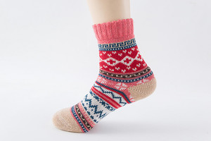 2024 gros pas cher hiver coton décontracté dames équipage <span class=keywords><strong>chaussettes</strong></span> <span class=keywords><strong>fantaisie</strong></span> Harajuku Tube femme <span class=keywords><strong>laine</strong></span> confortable floue réchauffé <span class=keywords><strong>chaussettes</strong></span> pour femmes - Product Image 6