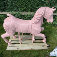 Statue de cheval de carrousel doré en fibre de verre pleine grandeur pour centre commercial à vendre