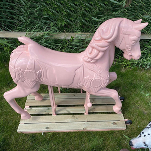 Centro commerciale decorativo cavallo statua full size in fibra di vetro oro giostra cavallo in vendita - Product Image 4