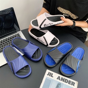 Chaussons pour hommes en PVC de luxe abordables, style extérieur lumineux avec traction, pantoufles amusantes et confortables - Product Image 3