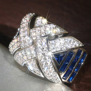 Anello Statement Smaltato a Croce per Donna, Gioiello da Dito Scintillante e alla Moda - Product Image 6