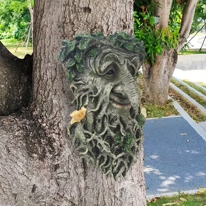 Sculpture murale en résine d'esprit d'arbre fantastique, sculpture de <span class=keywords><strong>troll</strong></span> artisanale recouverte de mousse avec couronne de vigne, décoration extérieure élégante - Product Image 3