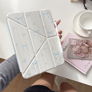 Custodia Protettiva <span class=keywords><strong>per</strong></span> Tablet <span class=keywords><strong>iPad</strong></span> 10/11 Generazione con Fiocco a Righe Blu Stile InS, Compatibile con Pro2024 e Slot <span class=keywords><strong>per</strong></span> <span class=keywords><strong>Penna</strong></span> Air - Product Image 2