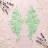 Applique brodée à la main colorée avec perles et fleurs 3D en sequins sur tissu maillé pour robe de mariée ou de soirée