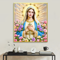 Toile moderne en cristal nu avec une surface lisse et des motifs de la Vierge Marie et de la croix, idéale pour la décoration murale de la maison.