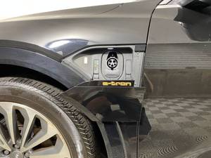 E-tron AWD 4x4 SUV 2020 Usado en Buen Estado, Automático, Asientos de Cuero, Volante a la Izquierda, Precio de Mayoreo - Product Image 4
