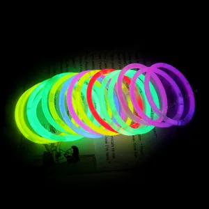 Forniture per feste per eventi da 8 pollici braccialetto glow stick logo del marchio personalizzato glow stick
