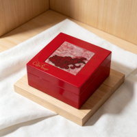 Boîte à parfum en bois finition piano rouge avec doublure en daim, incrustation de coquille, logo personnalisé, charnière dorée pour emballage cadeau de parfum de luxe