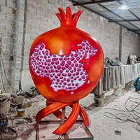 Buitenverlichting met sprookjesachtige muziek, glasvezel fruit- en groenterekwisieten, grote pompoen, paprika, radijs, kool