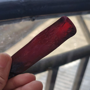 Matière première synthétique non coupée 8 #   Rubis brut de couleur rouge foncé créé en laboratoire pour la fabrication de pierres précieuses - Product Image 2