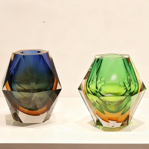 Jarrón de vidrio simple con diseño decorativo de flores en cristal. - Product Image 4