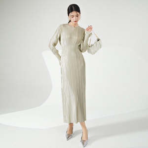 Ropa de Mujer al por Mayor, Vestido Maxi Casual para Mujer, Vestido Plisado Metálico Brillante con Cintura Fruncida, Vestido Plisado Miyake que Estiliza la Figura - Product Image 5
