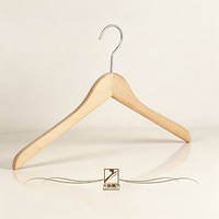 Cintre en bois massif couleur bois naturel, style classique et léger pour présentation de vêtements
