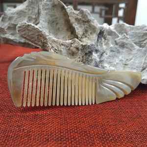 Peine para el cabello hecho a mano con cuerno de búfalo, diseño pulido de dientes anchos, reduce las puntas abiertas, elimina la electricidad estática y promueve un cabello suave y saludable. - Product Image 2