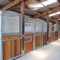 Box de cheval modulaire préfabriqué à toit plat avec remplissage en bambou/bois, porte battante, durable, facile à nettoyer et ventilé
