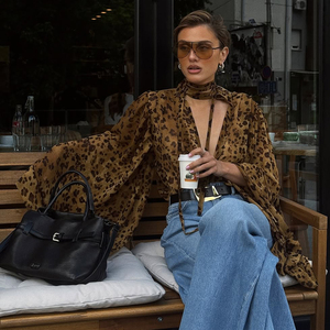 Blus Wanita Terbaru Kerah V Lengan Panjang Motif Leopard <span class=keywords><strong>2026</strong></span> Pakaian Kasual Musim Panas Bahan Sifon Atasan Wanita - Product Image 1
