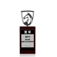 Trophée Équestre en Métal Plaqué Argent avec Tête de Cheval en Bois, Technique de Moulage 3D, Impression UV, Logo Personnalisé, Base Rectangulaire