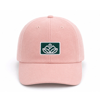Casquette de baseball en velours côtelé rose poudré, personnalisée avec logo tissé feuille de montagne verte, idéale pour le quotidien, les loisirs et les activités de plein air.
