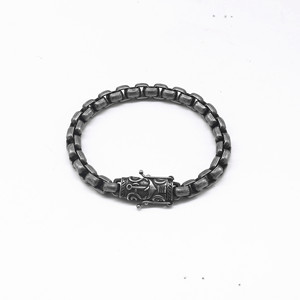 yunnique Pulsera de acero de titanio con diseño geométrico, joyería de regalo unisex - Product Image 1
