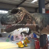 Grande tête de dinosaure animatronique à l'usine de production de dinosaures ou tête de robot Tyrannosaurus Rex grandeur nature pour parc extérieur