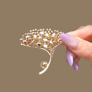 Broche de Folha de Ginkgo de Luxo para Mulheres, Corsage de Cristal, Design de Luxo Leve, Ideal para Trajes Formais - Product Image 4